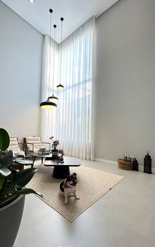 Sala de estar com cortina voil e iluminação natural